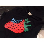 Gucci Sweatshirt with Gucci Strawberry print black 475374