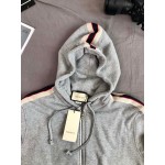 497250 Gucci CHooded zip-up sweatshirt with Gucci stripe ‎grey