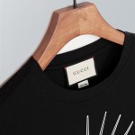 492347 Gucci Manifesto oversized T-shirt black 