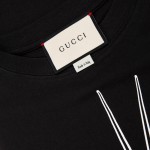 492347 Gucci Manifesto oversized T-shirt black 