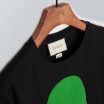 493117 Gucci Manifesto print T-shirt black/green