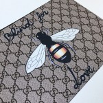 Gucci Bee print GG Supreme pouch beige 473904