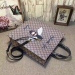 Gucci Bee print soft GG Supreme tote 450950