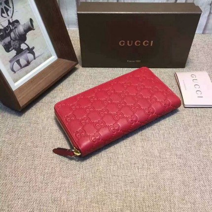 Gucci Signature zip around wallet in Red 410102